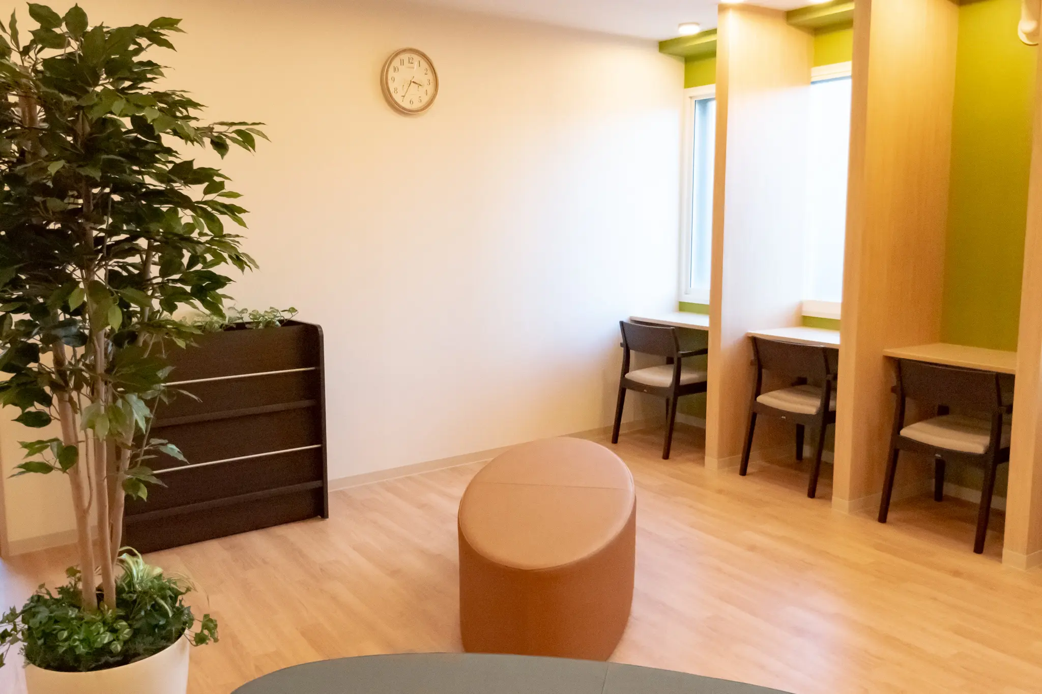 中の島メンタルクリニックは地下鉄南北線 中の島駅直結の心療内科・精神科です。お薬とお薬以外の両面で治療を行います。その場しのぎの応急処置的な治療ではなく、病気が再発しそうになっても大丈夫と自信をもっていただける中・長期的な治療を目指しています。