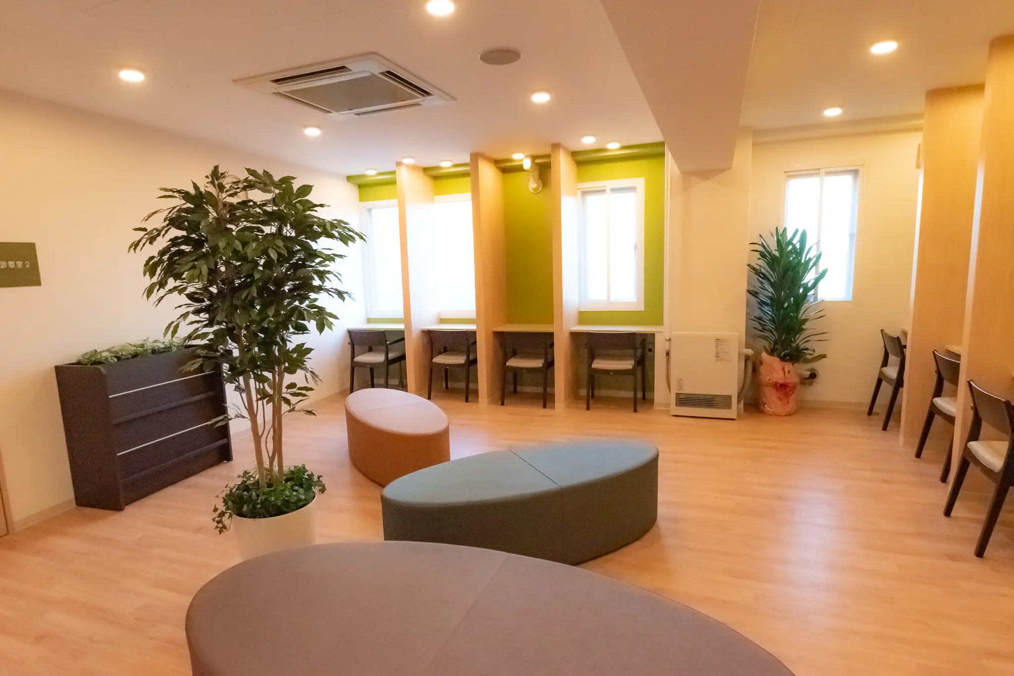 中の島メンタルクリニックは地下鉄南北線 中の島駅直結の心療内科・精神科です。お薬とお薬以外の両面で治療を行います。その場しのぎの応急処置的な治療ではなく、病気が再発しそうになっても大丈夫と自信をもっていただける中・長期的な治療を目指しています。